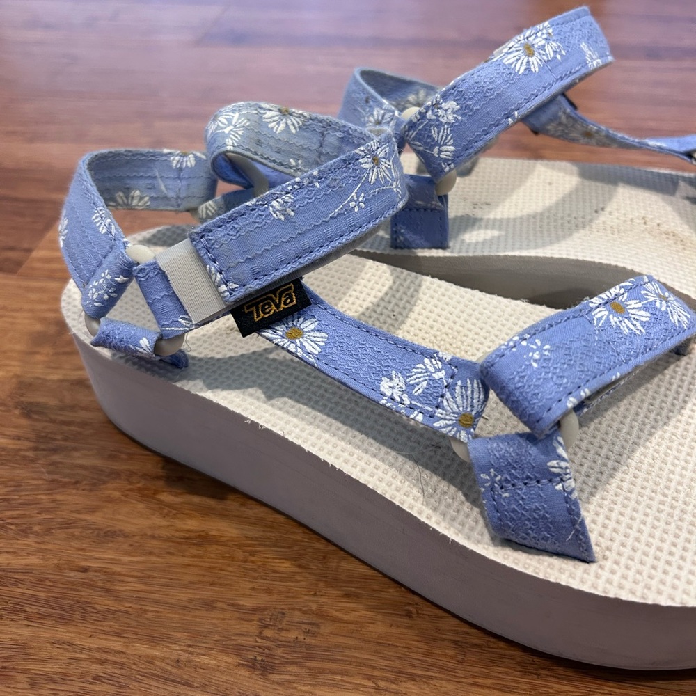 Teva Flatform Universal Gloriosa Sandals Blue White 9 EUC - Picture 2 of 7